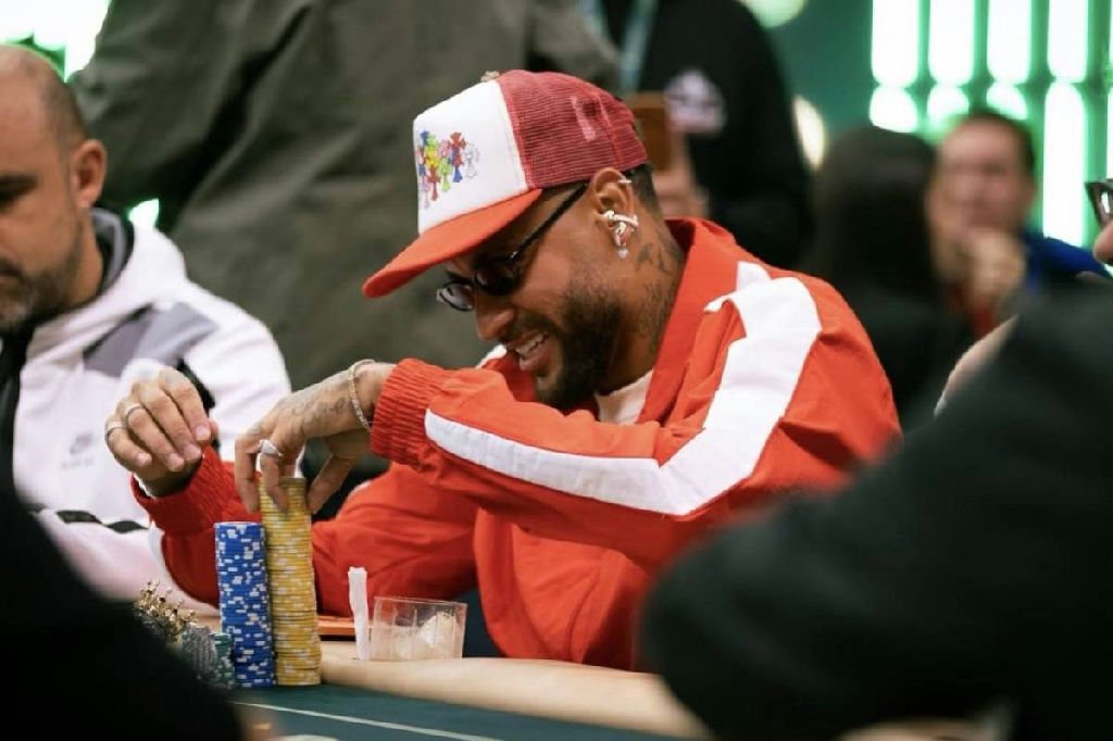 Neymar retorna ao Santos após breve passagem pela Copa e aposta em torneios de pôquer