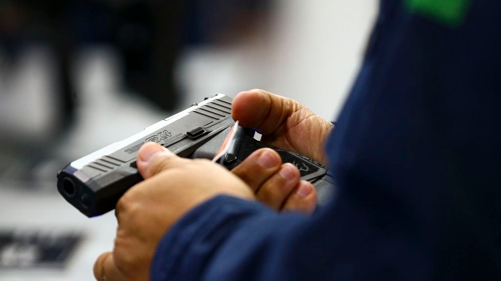 Polícia Federal notifica proprietários de armas com registro vencido para regularização