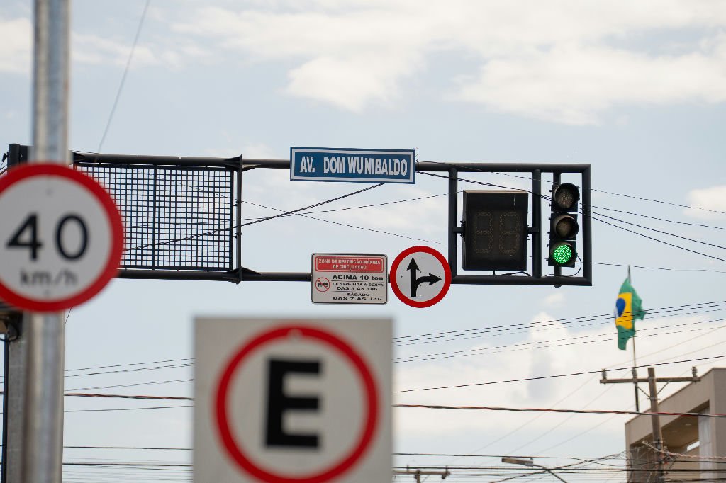 Rondonópolis instala placas de identificação em semáforos para melhorar a mobilidade urbana