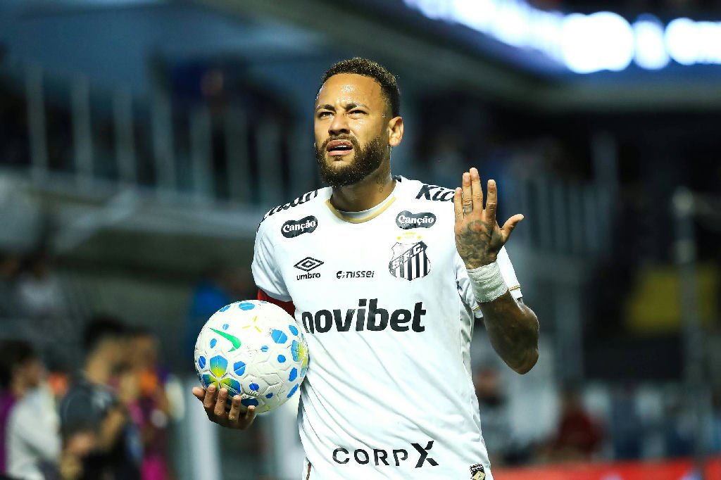 Santos empata com Chapecoense em jogo tenso com Neymar como destaque