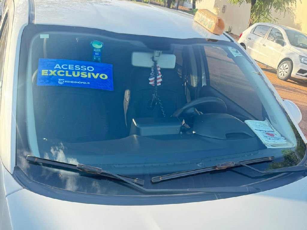 Taxistas e motoristas de aplicativo devem retirar adesivo para acesso à rota exclusiva na Exposul 2026