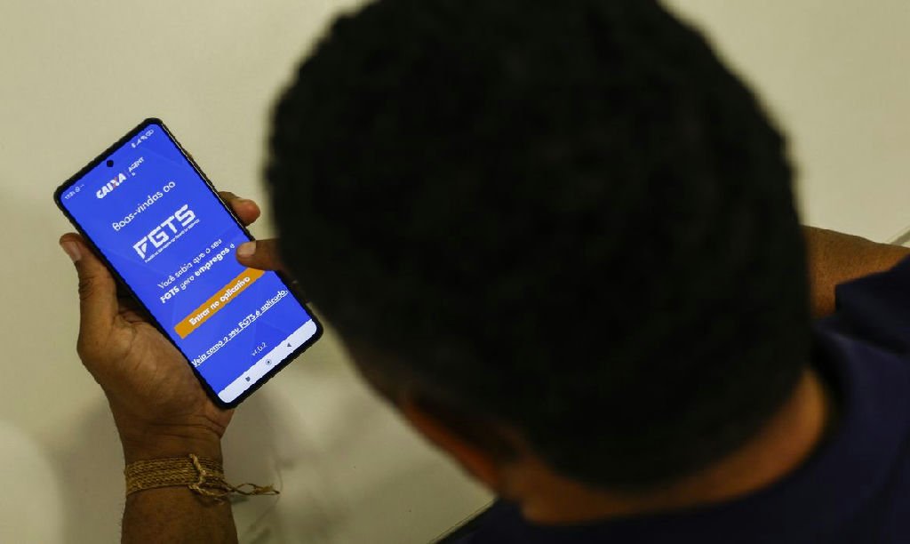 Trabalhadores começam a receber lucros do FGTS; entenda como funciona