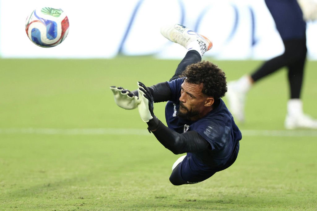 Vozinha brilha na Copa do Mundo e conquista novo contrato no Colo-colo