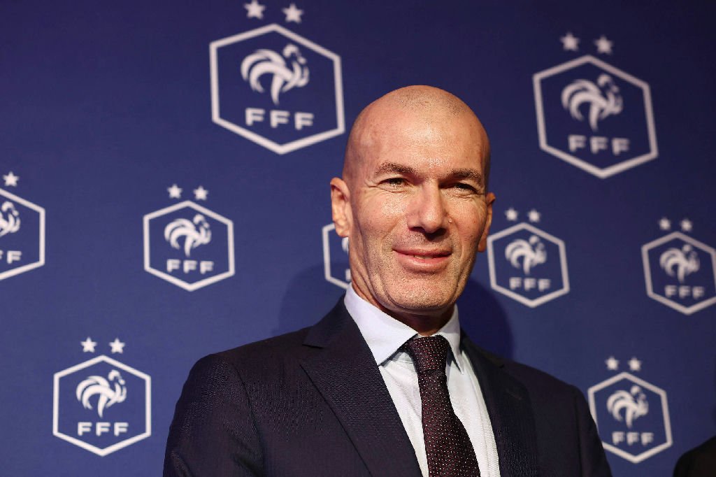 Zinédine Zidane assume o comando da seleção francesa