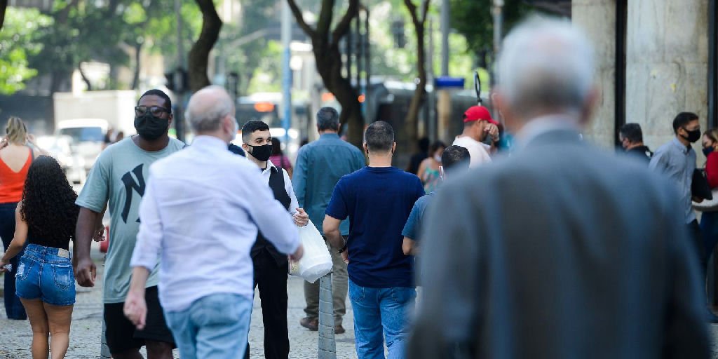 A crença em Deus como requisito fundamental para candidatos, segundo 81% dos brasileiros