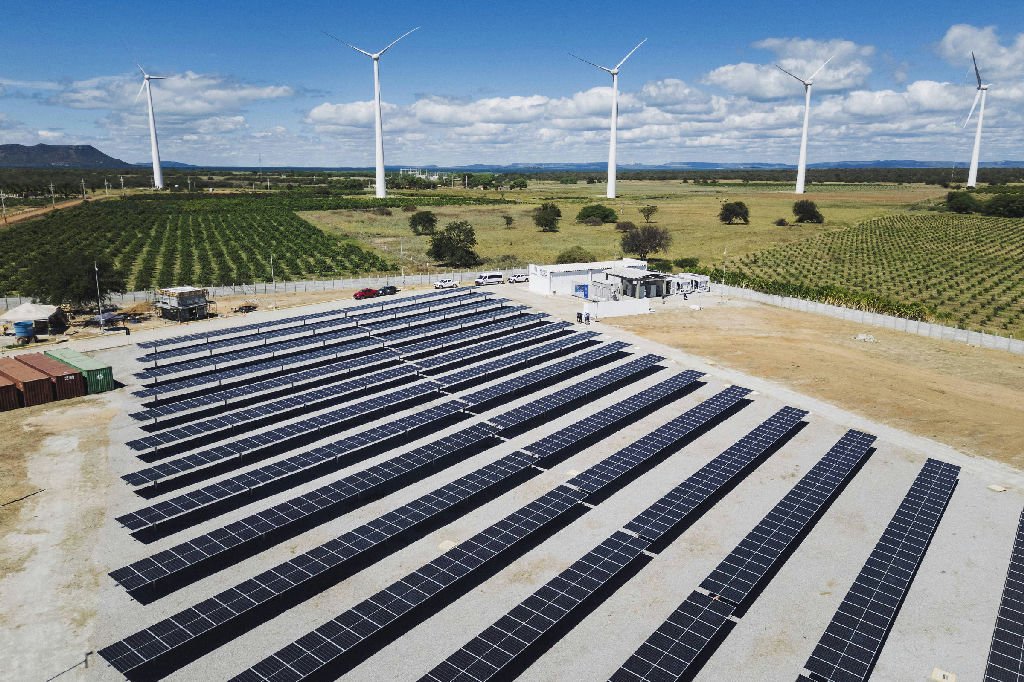 A descentralização da energia solar e seus desafios no Brasil