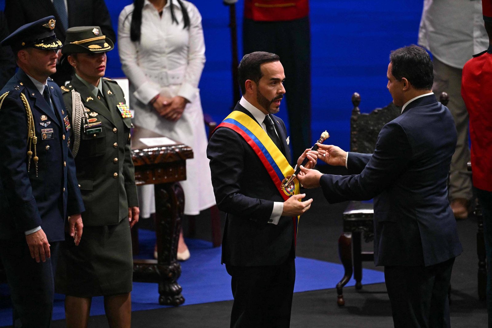 Abelardo de la Espriella assume presidência da Colômbia e promete combate rigoroso ao narcotráfico