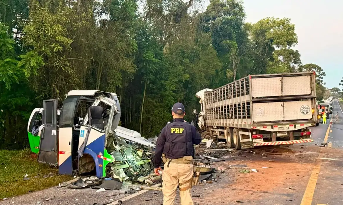 Acidente trágico entre ônibus e caminhão deixa 23 mortos no Paraná