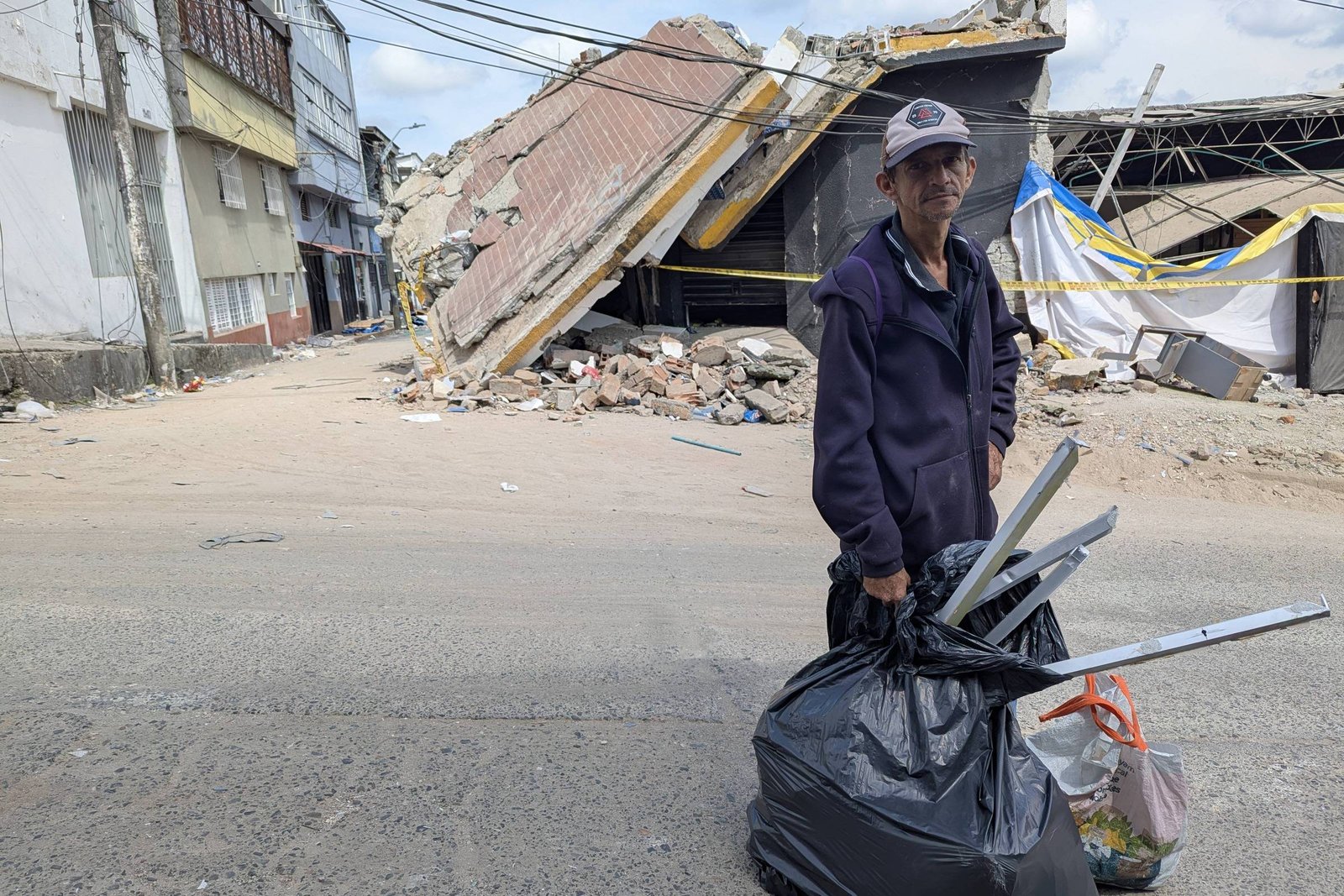 Após terremoto, moradores da Colômbia buscam metal em escombros para sobreviver