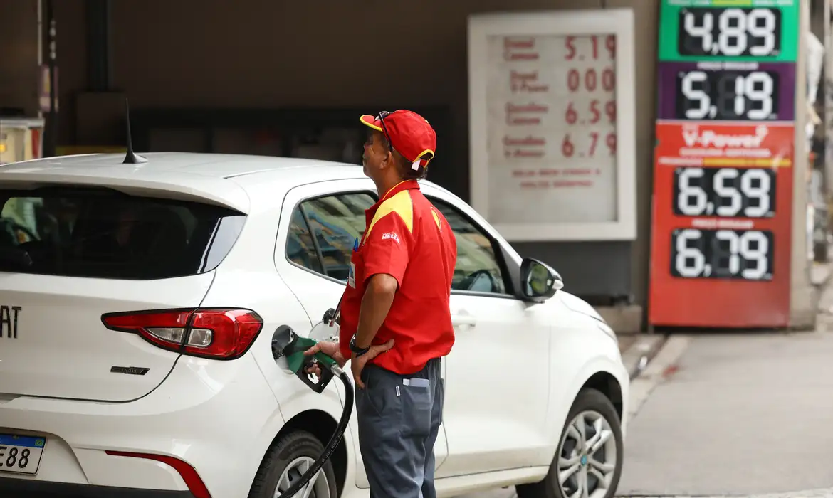 Aumento do etanol na gasolina gera polêmica sobre impactos em veículos