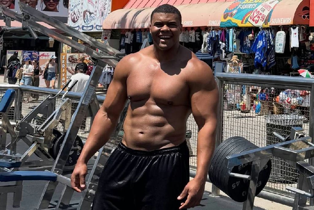 Bitelo quebra recorde e levanta 420 kg em campeonato na Islândia