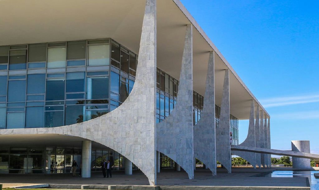 Brasil critica revogação de visto da embaixadora nos EUA e aponta medidas hostis