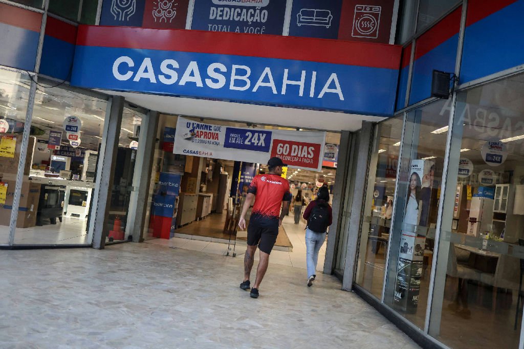 Briga familiar e atraso na modernização das Casas Bahia agravam crise do grupo, afirmam especialistas
