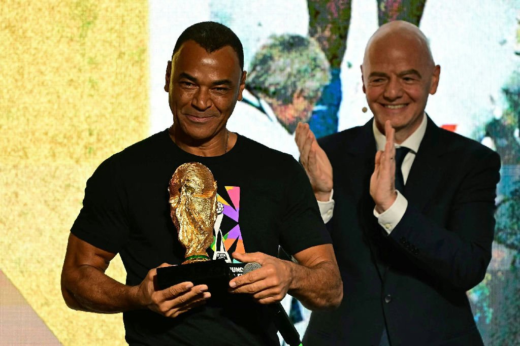 Cafu defende Gianni Infantino e recebe apoio de Roberto Carlos