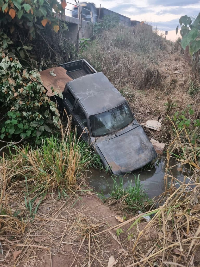 Caminhonete furtada é recuperada em córrego de Rondonópolis