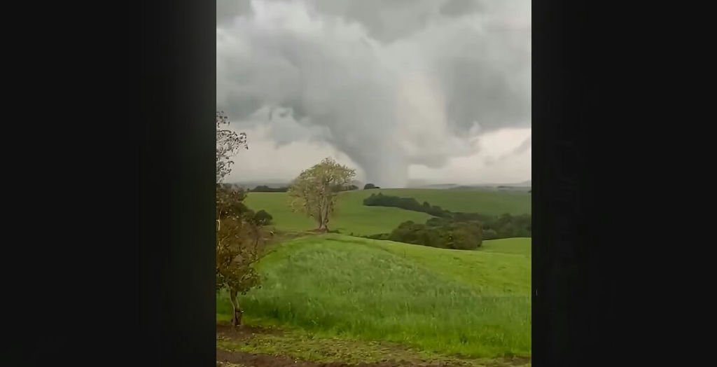 Ciclone-bomba causa destruição no Sul do Brasil e traz frio intenso