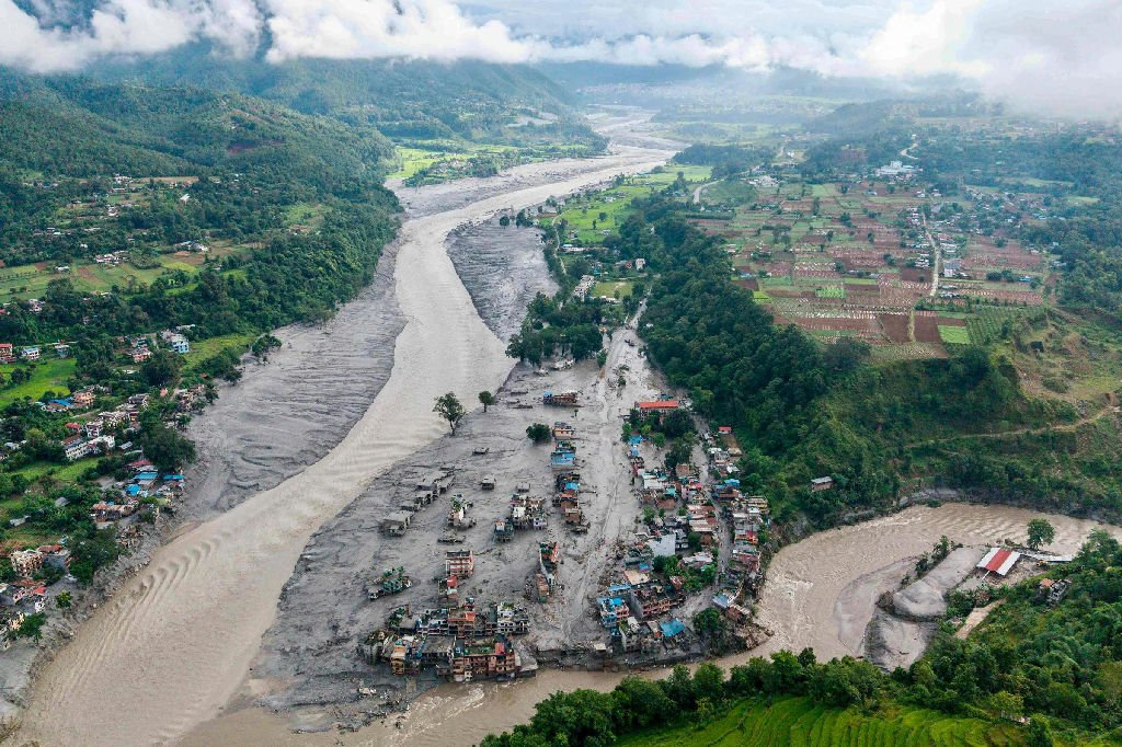 Colapso glacial provoca enchente devastadora no Nepal e no Tibete
