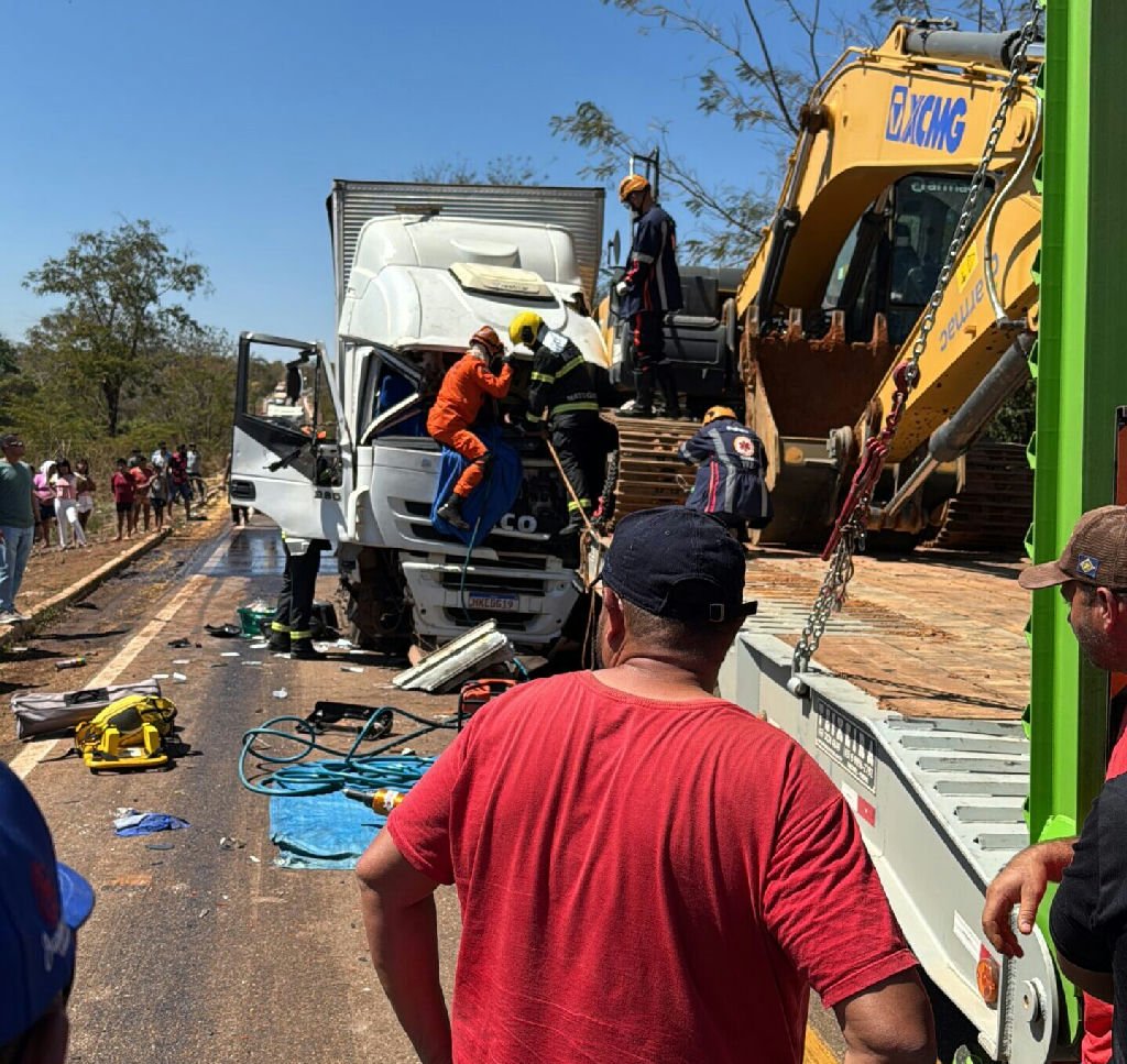 Colisão entre carretas deixa motorista preso em ferragens na Br-070