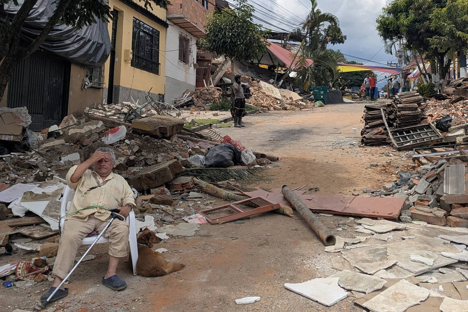 Colombianos enfrentam noites nas ruas após terremoto e temem saques