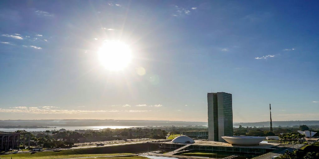 Congresso analisa propostas que podem mudar jornada de trabalho e isenção de impostos