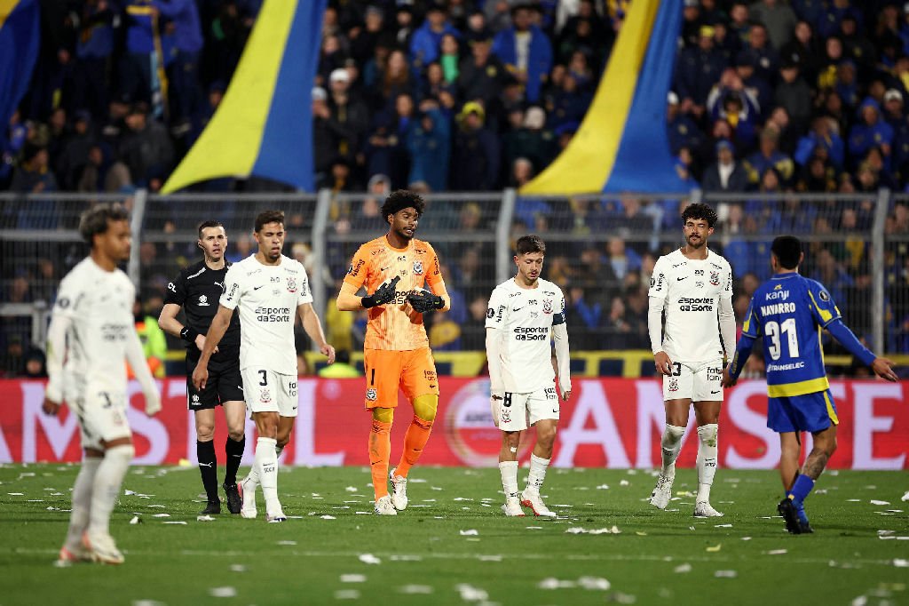Corinthians repudia racismo contra Hugo Souza em jogo na Argentina