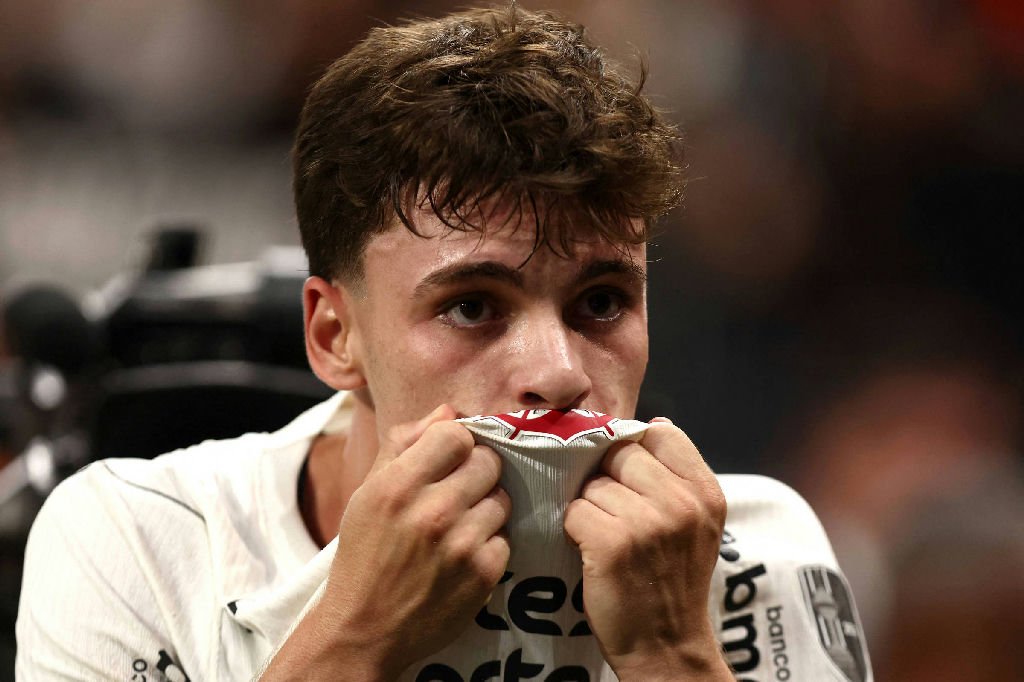 Corinthians supera expulsão e avança na Libertadores ao vencer Rosario Central