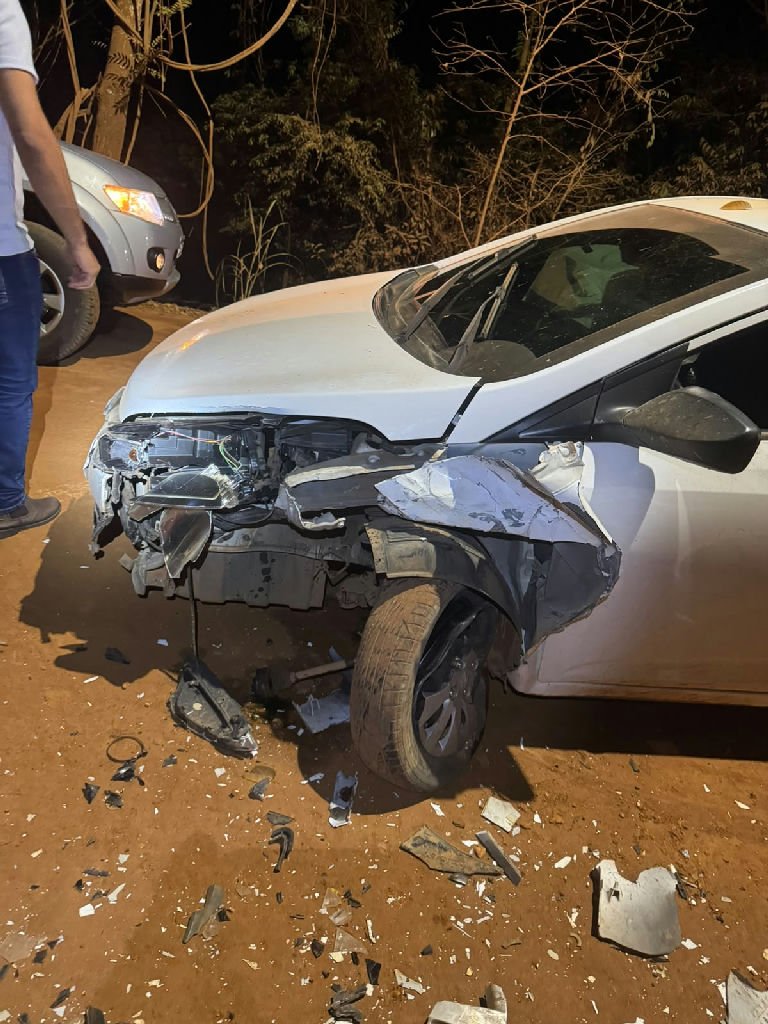 Criança de 3 anos fica ferida em colisão entre dois veículos