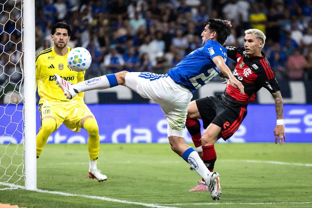 Cruzeiro vira sobre o Flamengo e mantém vice-liderança no Brasileirão