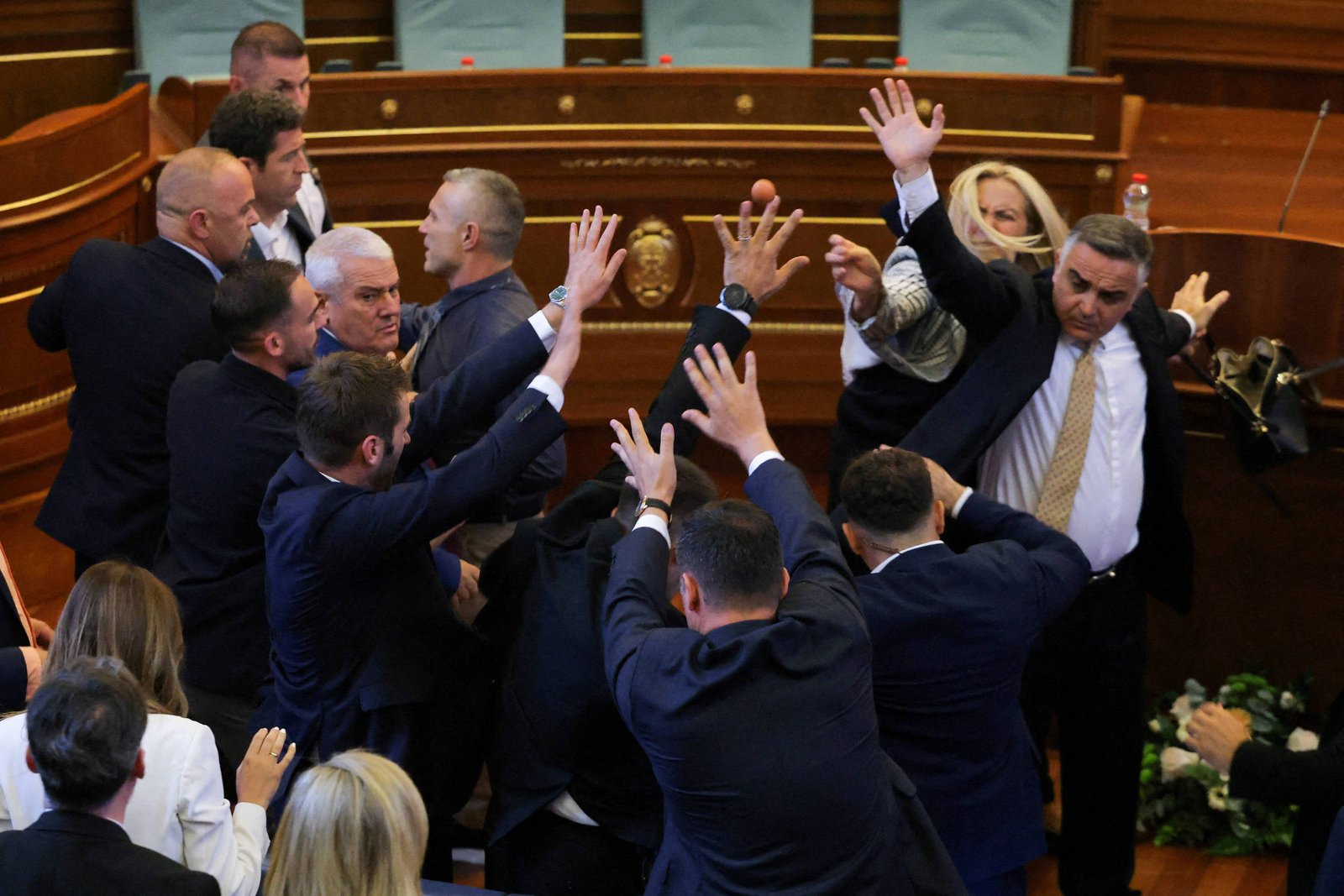Deputada atira ovos em primeiro-ministro do Kosovo durante crise política