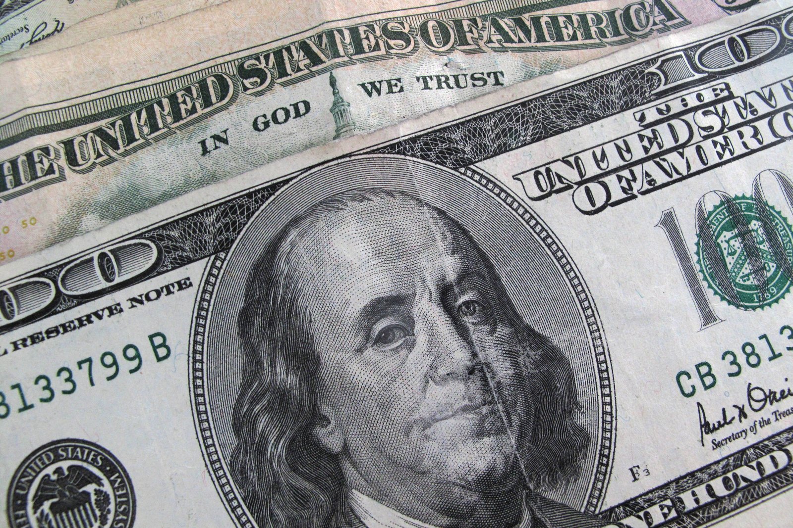 Dólar inicia o dia em queda enquanto investidores aguardam pesquisa Datafolha