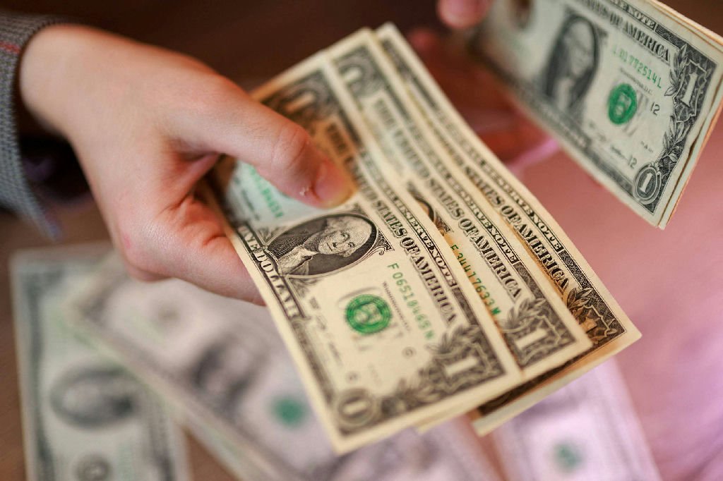 Dólar inicia o dia estável com foco na ata do Copom e dados de inflação