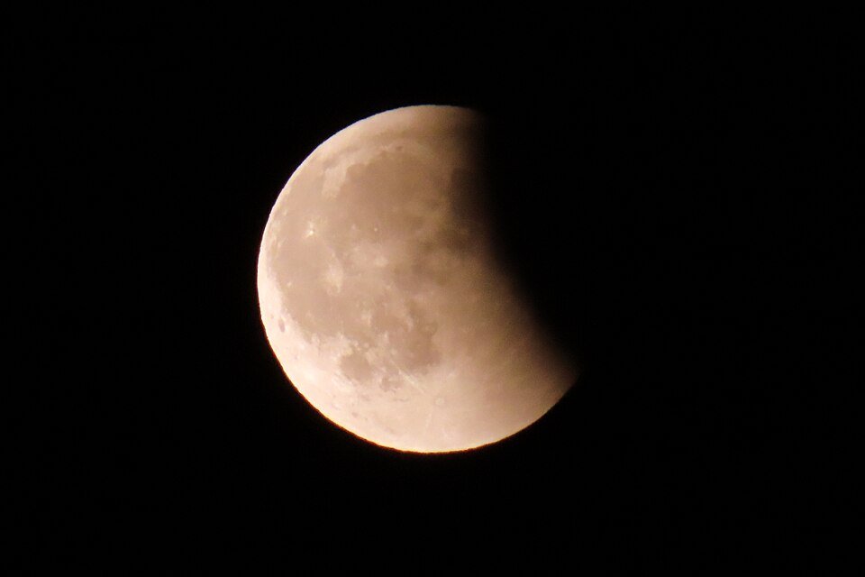 Eclipse lunar parcial será visível em todo o Brasil; saiba como acompanhar
