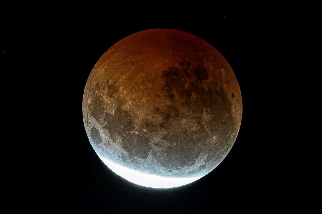 Eclipse lunar quase total encanta observadores no Brasil; veja as imagens