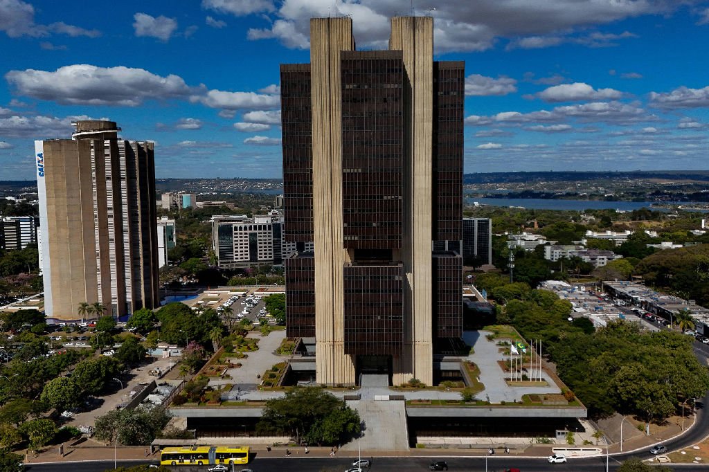 Economistas revisam projeções para juros pela primeira vez desde o início da guerra no Irã