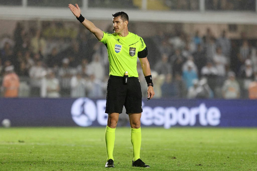 Ex-árbitros apostam em melhorias no futebol brasileiro com novas regras