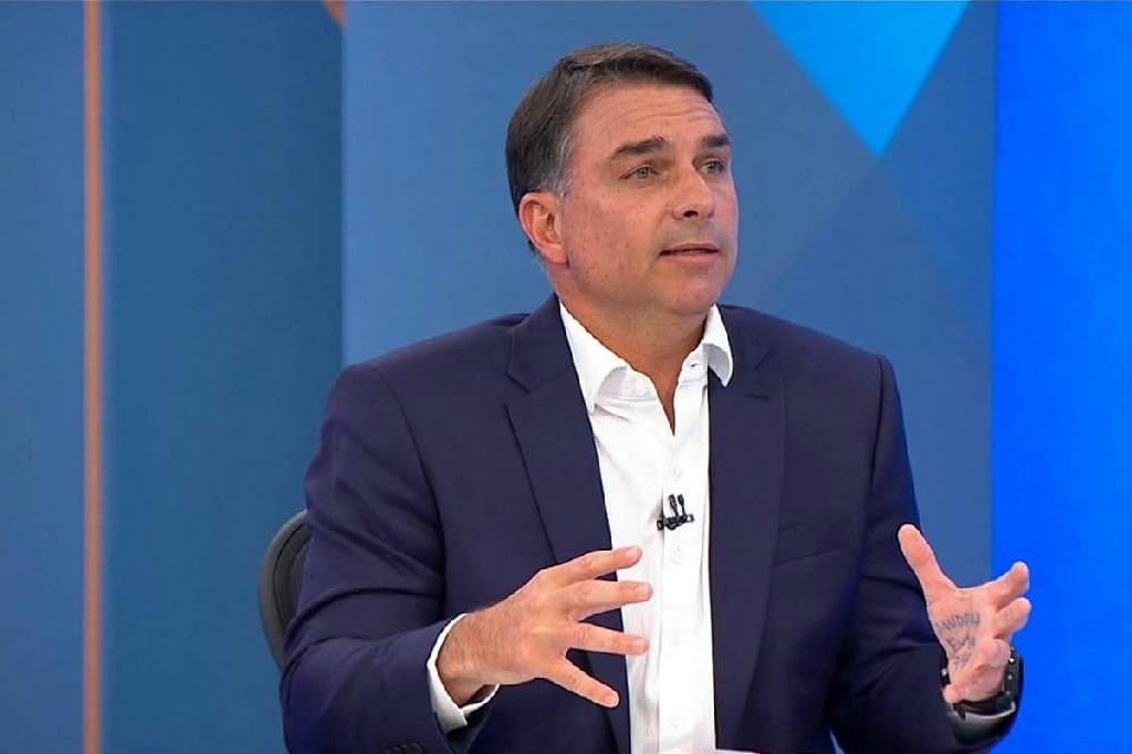 Flávio Bolsonaro afirma que ajuste fiscal não afetará aposentadorias ou salário mínimo