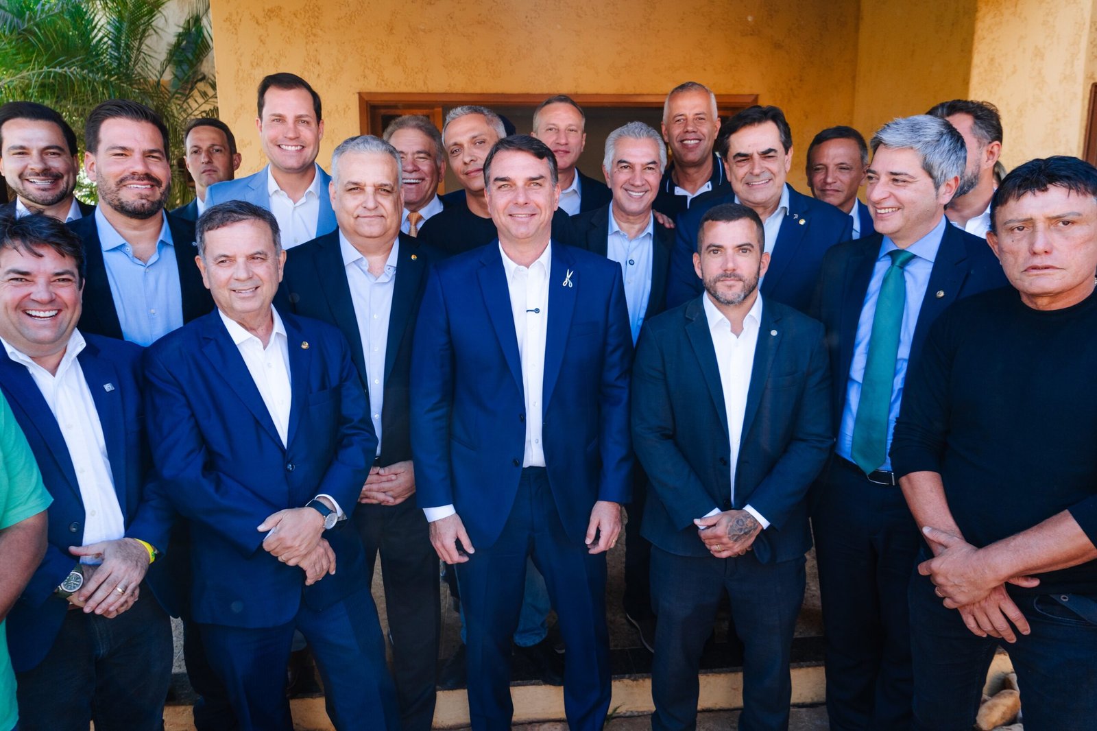 Flávio Bolsonaro anuncia 47 candidatos ao Senado para as eleições de 2026