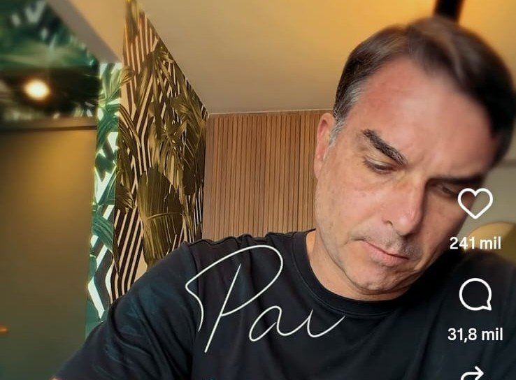 Flávio Bolsonaro critica decisão de Moraes em carta ao pai e expressa saudade em vídeo