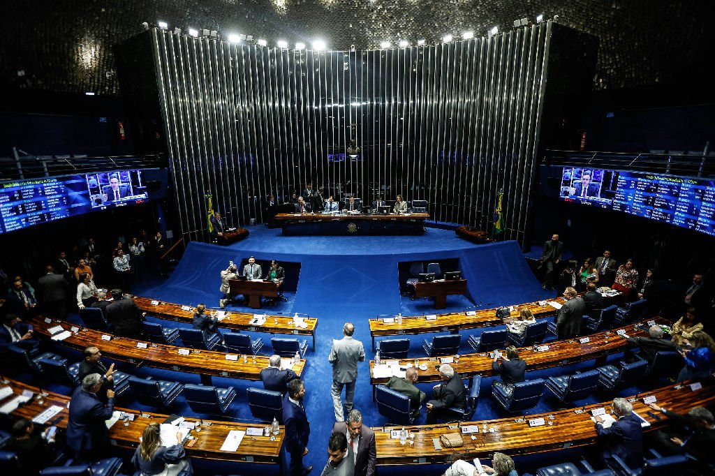 Flávio Bolsonaro critica reforma tributária, mas defende benefícios em seu programa