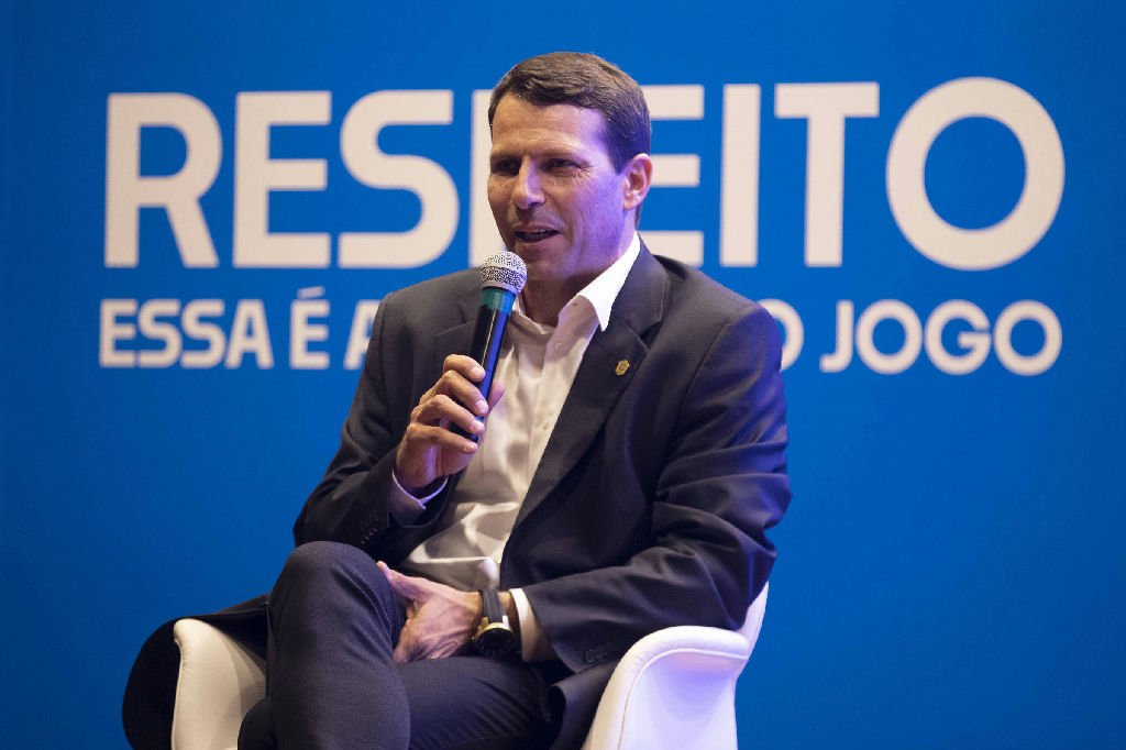 Grêmio contrata bicampeão da Libertadores e ex-chefe de arbitragem