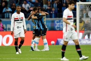 Grêmio supera São Paulo e deixa a zona de rebaixamento do Brasileirão