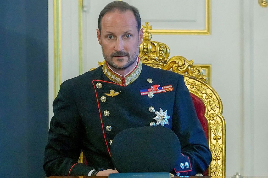 Haakon 8º assume trono da Noruega após falecimento do rei Harald 5º