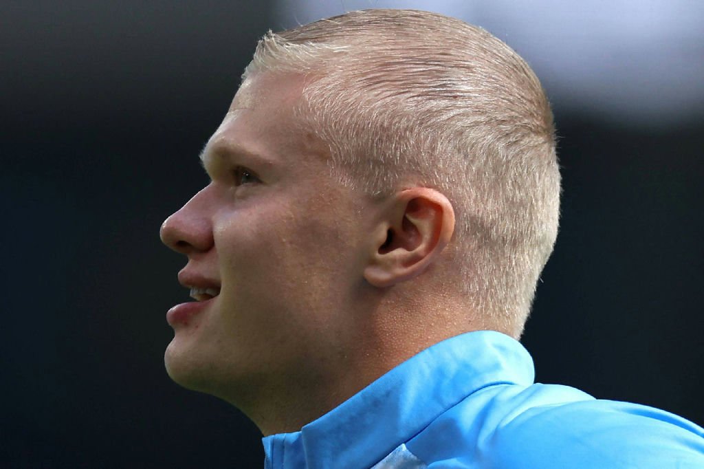 Haaland exibe novo corte de cabelo em estreia do Manchester City na Premier League