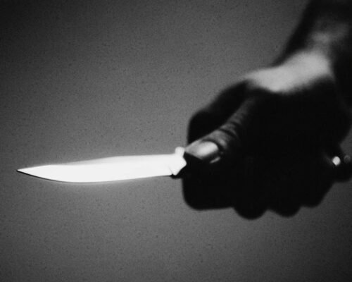 Homem é preso após esfaquear esposa e ferir outro em tentativa de feminicídio