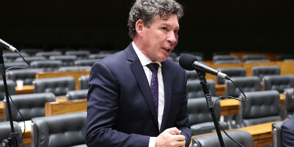 Hugo Motta anuncia Reginaldo Lopes como presidente da comissão que analisará a MP da taxa das blusinhas