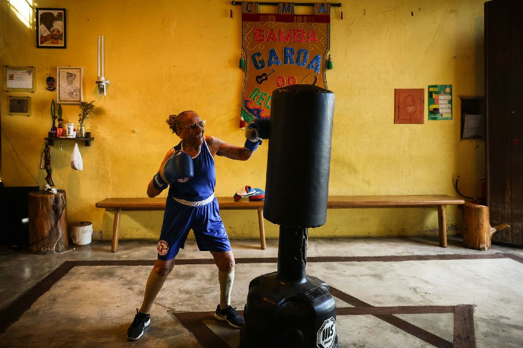 Idosas descobrem o boxe e transformam suas vidas com força e autoestima
