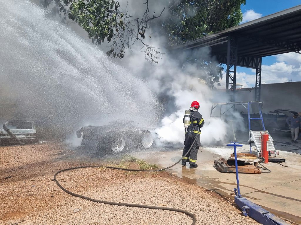 Incêndio atinge oficina mecânica e destrói veículos em Rondonópolis