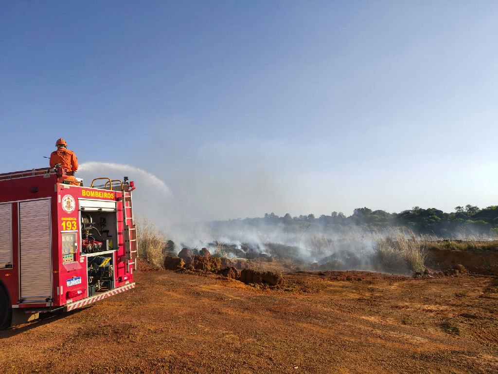 Incêndio em Primavera do Leste mobiliza bombeiros e ameaça área de preservação
