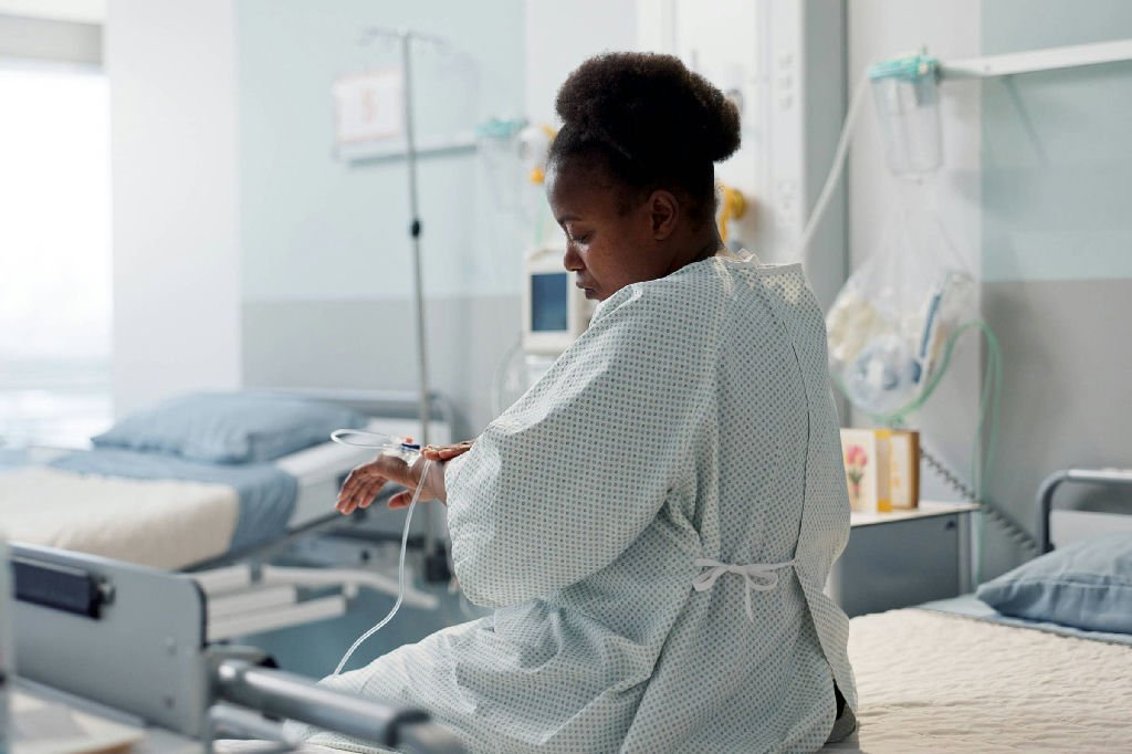 Inglaterra reconhece misoginia médica como falha estrutural do sistema de saúde