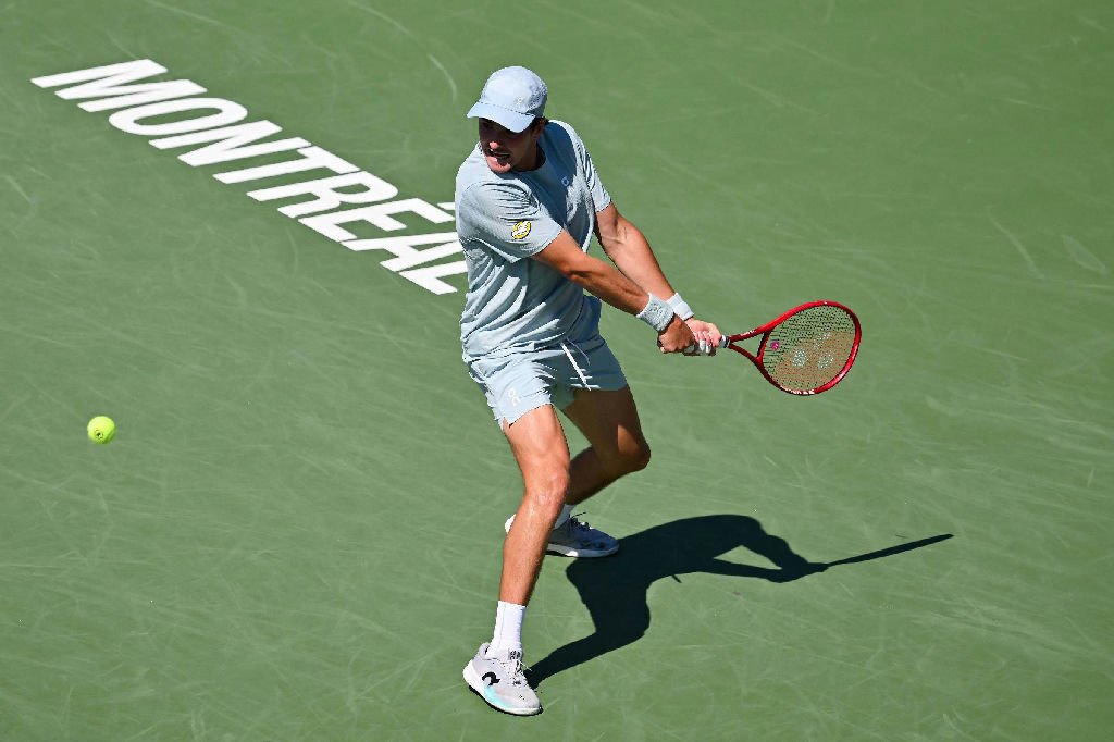 João Fonseca conquista nova vitória sobre Tsitsipas e avança no Masters 1000 de Montreal